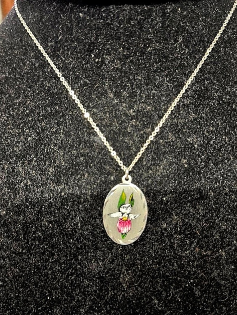 Pewter Floral Pendant Necklace in Silver & Pink Like New